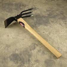A Versatile Staple Of Japanese Gardening Tools The Japanese Cuttle Fish Hoe Is A Strong Solid Forged Hoe Garden Tools Japanese Garden Tools Landscaping Tools
