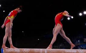 奧運競技體操 介紹 競技體操為 徒手 或 借助器械 進行各種身體操練的一種體育項目，是奧運會賽事中的重點項目之一，其中包含地板體操、鞍馬、吊環、跳馬、單槓、雙槓、高低槓、平衡木幾個項目，但 女子／男子比賽項目內容均有不同 。 Twavlevrqsskbm