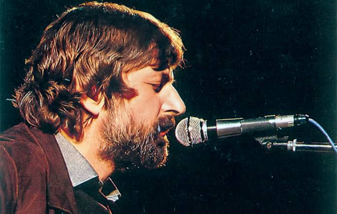 images?q=tbn:ANd9GcSGgBJEkRbjTFflT_Ke-JzrJooT12uSaOkKhLr0vH3DKMF-9ISB2Tcj85I&s=10 Francesco Guccini è morto a 86 anni: addio al poeta che ha raccontato l'Italia. Le 5 frasi più belle delle sue canzoni