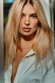 Emily Ratajkowski Goes Blonde For Kerastase News People 1226390 In 2020 Platinum Blonde Hair Color Icy Blonde Hair Blonde Color