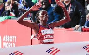 Ababel yeshaneh, detentrice del record mondiale femminile in gara mista dal 2020 al 2021 il record mondiale maschile di mezza maratona è detenuto dal keniota kibiwott kandie , che il 6 dicembre 2020 a valencia ha coperto i 21,0975 chilometri di gara in 57'32. Atletica Maratona Donne A Chicago Pazzesco Record Del Mondo Della Kosgei 2h14 04 La Gazzetta Dello Sport