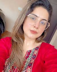 Zainab Hashmi's Instagram, Twitter & Facebook