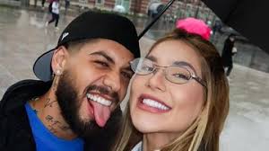 David Brazil surge em clique beijando Kevinho e fãs alfinetam: ''O beijo  que o Carlinhos não deu''