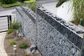 Gabionen Sind Die Hingucker In Garten Und Aussenanlagen Die Mit Steinen Gefullten Drahtkorbe Konnen Viele Fo Sichtschutz Zum Nachbarn Gabionen Gartengestaltung