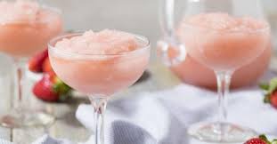 3 Cocktails Estivaux A Base De Rose Recettes Ma Fourchette Frozen Drinks Summer Drinks Food