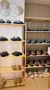 Coin sandale 😱, Nos pépites vous attendent encore en boutique! , Elles  partent très vite donc n’hésitez pas! , 15€ 18€ 20€ 22,50€