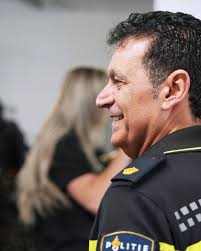 Dit is onze collega Farid. Hij is veel in Heerlen te vinden en is daar met  zijn talenkennis van onschatbare waarde. Farid spreekt namelijk 26  Arabische dialecten. Hiermee is hij in deze