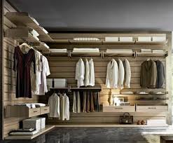 Diamo adesso uno sguardo alla creazione di una vera e propria parete in cartongesso che andrà a ricavare, all'interno di un ambiente unico, la zona adibita a cabina armadio e quindi un perfetto spazio espositivo dove avere a portata di mano tutto ciò che occorre per trasformarsi in fashion victim. La Cabina Armadio Soluzioni Tipologie E Costi Medi