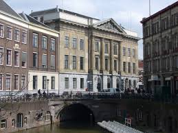 It is located in the eastern corner of the randstad conurbation, in the very centre of mainland netherlands. File Stadhuis Utrecht Jpg Wikipedia