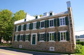 La Maison Jean Baptiste Masse Est Erigee En 1809 En 1837 Elle Sert De Retranchement A Une Centaine De Patriotes P Colonial Architecture Architecture Mansions