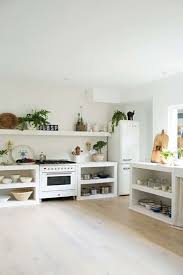 Inside The Festive Sunshine Coast Home Of Children S Author Vicki Wood Cuisine Beton Cuisine Ouverte Salle A Manger Cuisines Maison