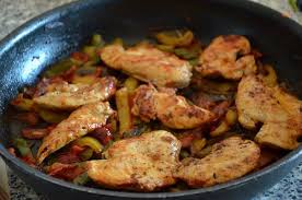 Cuisson au poele pendant 10 min. Escalopes De Poulet Aux Poivrons A La Creme Le Sucre Sale D Oum Souhaib
