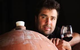 A fin de que el vino no filtrase al través de los poros de las ánforas, se les daba un baño interior de brea y se cerraban con un tapón de barro cubierto con una especie de betún hecho de brea, creta, aceite y otras materias grasas, con cuyas precauciones conservaban el vino durante mucho tiempo. Crianza En Anforas De Barro El Vino Sin Intermediarios