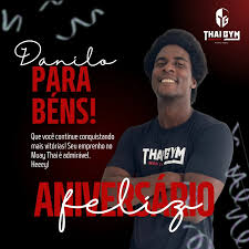 Hoje é dia do nosso professor @danilo.miguel.dm Feliz aniversário, Danilo!  🎉 Que venham muitos anos de realizações, conquistas e sucesso. 🥳💪🏽  Heeeeeey! 🥊