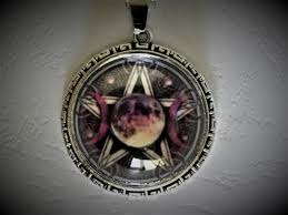 Voici Ce Que Je Viens D Ajouter Dans Ma Boutique Etsy Talisman Pentagramme Lilith Deesse Lunaire Amulette De Protection Talisman Magique Demons Amulette