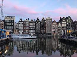 Jika anda mengunjungi amsterdam di musim semi, kemudian mengambil 20 menit perjalanan singkat keluar ke ladang tulip terkenal dunia (bollenstreek). Kembara Tempat Menarik Di Amsterdam 2018 Denaihati