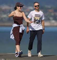Justin warren's age is 41 years old as of june 2021, likewise, lorde is currently 24 years old she celebrated her birthday on every year november 7 and her birth year is 1996. Lorde Is Seen For The First Time In Eighteen Months As She Kisses Her Boyfriend Justin Warren Daily Mail Online