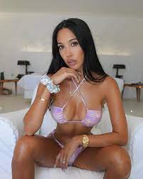Scarlet vas naked