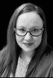 Ellen Hostetter's Instagram, Twitter & Facebook