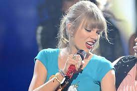 Taylor swift has never been married or engaged but has dated quite a few hunks over the years. Taylor Swift Chips Her Tooth Onstage