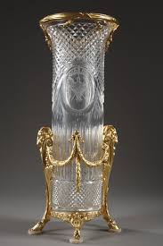 Un Vase De Forme Cylindrique En Cristal Taille Et Grave De La Fin Du Xix Siecle Dans La Partie Superieure Des Motifs En Poin Vase Cristal Verre Antique Vase