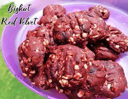 Use spoon to place the soft dough on a baking tray.make sure grease the baking tray first. Sedapnya Biskut Red Velvet Coklat Chip Badam Cincang Ranggup Cair Di Mulut Pama Red Velvet Red Velvet Cookies Resepi Red Velvet Cookies