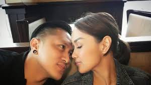 7 Pose Panas Sara Wijayanto, Istri Demian yang Pernah Tercyduq Selingkuh