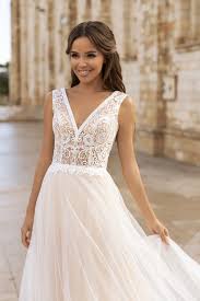 These bones give your body structure, let you move in many ways, protect your internal organs, and the bones that make up your skeleton are all very much alive, growing and changing all the time like. Daniela Di Marino Style 6324 Kleid Hochzeit Brautmode Braut