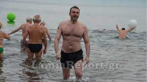 Είναι πολύ ζεστός και δοτικός. Binteo Boyth3e Me To Eswroyxo Sth 8alassa O Apostolos Gkletsos