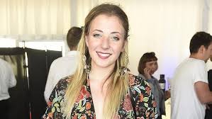 Hraje v muzikálech i seriálech. Anna Slovackova Hola Hlava Na Nove Neprosla Hvezda Ordinace Anicka Slovackova Se Chystala Zbavit Vlasu Super Cz