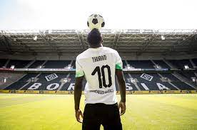 Mit den trikots kannst du jetzt dein eigenes trikot set bestellen und das für fast jede sportart. Borussia No Twitter Sichert Euch Jetzt Bis Zum 31 07 Online Und Im Fohlenshop Den Gratis Flock Unserer Neuen Nummer Marcusthuram Https T Co I9mqi9vn1c Https T Co Xrzvi9wjqb