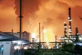 Kilang minyak pertamina yang berada di balongan, indramayu, jawa barat kebakaran, diduga hal ini penyebabnya. 2wvyczu2v Cmqm