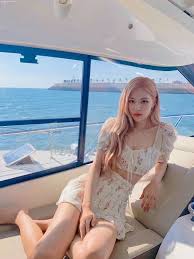 Pin By Sorelle Mercedes On Blackpink Blackpink Rose Blackpink Fashion Black Pink Kpop