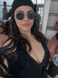 🎶Quiero enredarme en tu pelo, beberte sin miedo y perder el  control🎵🌊☀️🌴. #unpostalañoentrajedebaño 🙂‍↔️