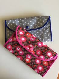 2 Portefeuilles De Voyage Compagnons A Soufflet Avec Poche Passeport Porte Cartes Et Porte Monnaie Bravo Au Super Tuto Http Sunglasses Case Clutch Bags