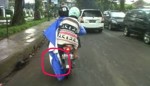 Naik motor saat hujan harus pakai ini, di amerika jadi baca juga: Gambar Lucu Pakai Jas Hujan
