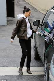 Kendall Jenner Casual Cool In Brown Leather Jacket After Filming Kuwtk Kendall Jenner Casual Kendall Jenner Street Style Brown Leather Jacket