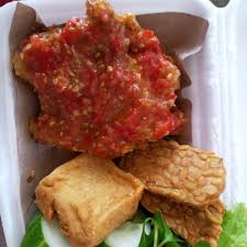 Ayam geprek ini selalu kita makan di kedai. Ayam Geprek Sambal Mentah Sidomulyo Ngojek