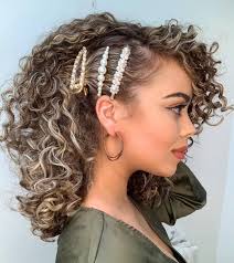 I capelli ricci medi sono l'ultima frontiera del look autunnale; Tagli Capelli Ricci Corti Tante Idee Per Tutte Le Chiome Trucchi Tv