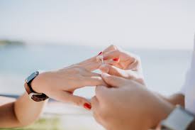Kamu sadarkan aku bahwa segala bentuk duniawi yang dicari tak ada artinya jika tidak ada kamu di sisi. Foto Bertekuk Lutut 8 Pria Ini Melamar Kekasih Di Tempat Romantis Yang Bikin Meleleh Start From 2 Photo Photography Service