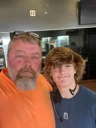 Young Man Pays for Stranger's Food, Inspiring Kindness and Generosity