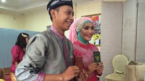 Iya (akad nikah) di rumah kami yang kecil, kata triawan munaf saat dikonfirmasi, selasa momen pernikahan itu pun dibagikan langsung oleh baskara mahendra di instagram. Pasangan Ini Menikah Tanpa Resepsi Mewah Demi Punya Rumah Ini Cerita Saya Rumah Com