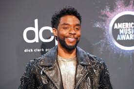 Dat is een hersenaandoening waardoor hij zijn spraakvermogen geleidelijk aan verloor en ook fysiek achteruitging. Verdrietige Reacties Op Overlijden Marvel Acteur Boseman