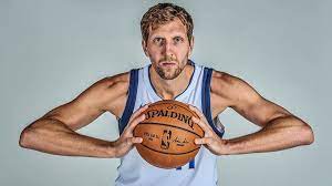 Auch dirk nowitzki bezieht position: Offiziell Dirk Nowitzki Verlangert Nba Vertrag Bei Den Dallas Mavericks Sportbuzzer De