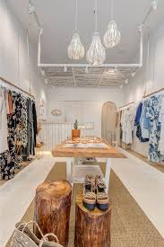 O Studio Cazza Foi O Escolhido Para Assinar A Reforma Da Loja Boah Os Clientes Queriam Que Ela Traduzis 2020 Ic Tasarim Ofisler Ic Mekan Fikirleri Magaza Duzenleme