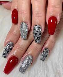 Las uñas decoradas color plata son realmente llamativas, el esmalte plateado le da a nuestras uñas un brillo sin igual que sin duda atraerá las miradas, que es lo que queremos cuando llegamos a una reunión social, fiesta o solo si salimos un rato a pasear. Https Rosanaf Mover Blogspot Com 2021 02 Unas Decoradas En Rojo Y Plata Diseno Html