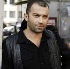 Burada bir süre tiyatro kursları aldıktan sonra tiyatro oyunlarında yer almaya başladı. Sevket Coruh Film Fotograf Sokak