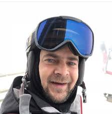 Accidentarea lui cosmin seleși este destul de serioasă, concurentul nu mai poate continua! Cosmin Selesi Si A Rupt Mana Stanga In Vacanta La Schi Exclusiv