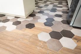 Im fliesen24™ onlineshop finden sie ihre traum wandfliese hier klicken! Kuchenboden Mit Sechseckfliesen Hexagonal Und Charmant Raisch Fliesenfachgeschaft