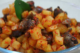 Nah kali ini pun aku share cara membuat kering kentang renyah tahan lama. Resep Dhapoermu Sambal Goreng Kentang Hati